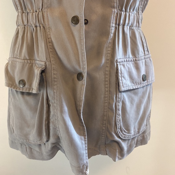 small taupe vest with zipper detail, two pockets and elastic waist band - Picture 5 of 10